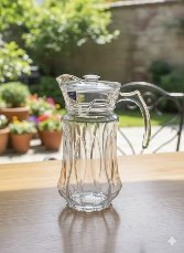 دورق زجاج بالغطاء